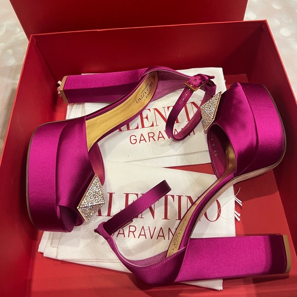 Authentic Valentino Garavani Satin Platform Pumps - Picture 2 of 10